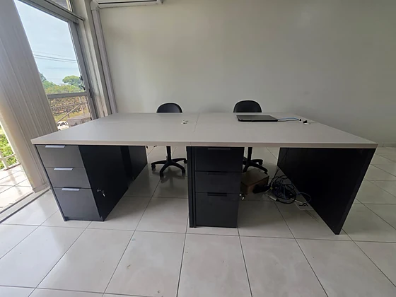Mesa de escritório planejada junto à janela