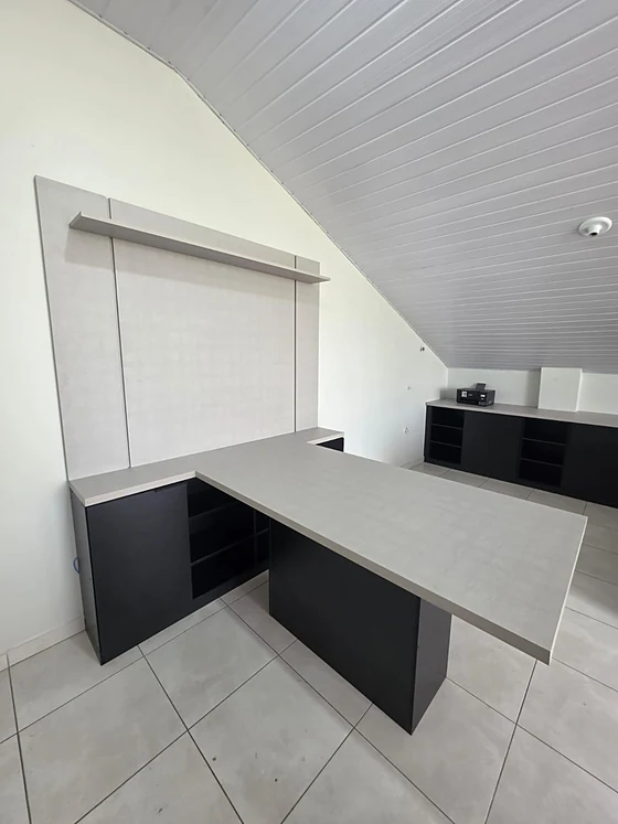Bancada e mesa de trabalho em escritório