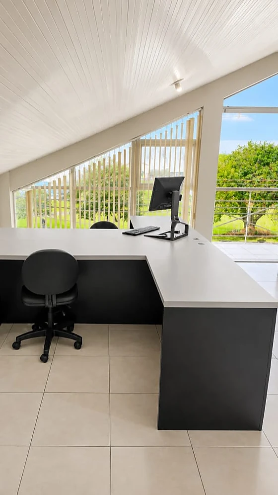 Escritório com mesa em L