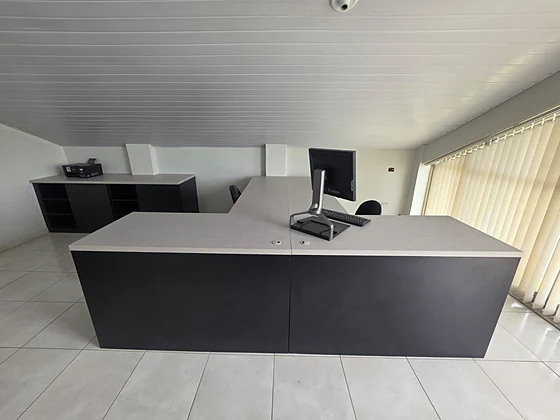 Mesa de escritório em L, outro ângulo