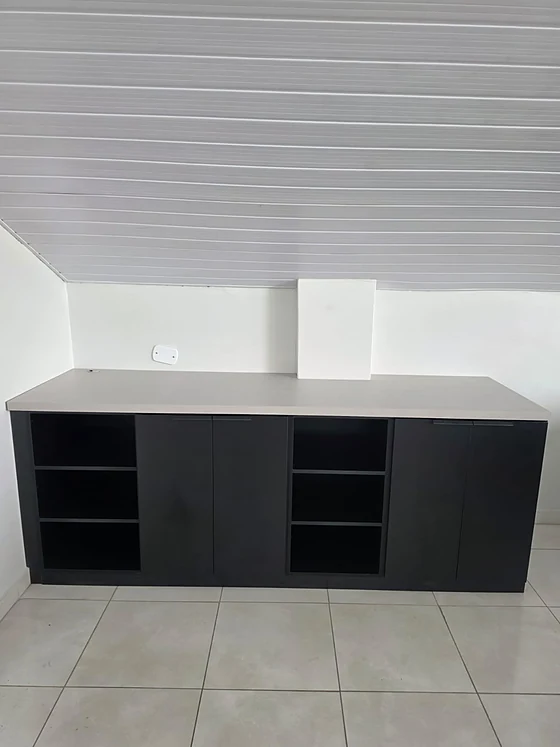 Armário de apoio com nichos