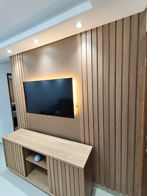 Painel ripado de madeira com TV