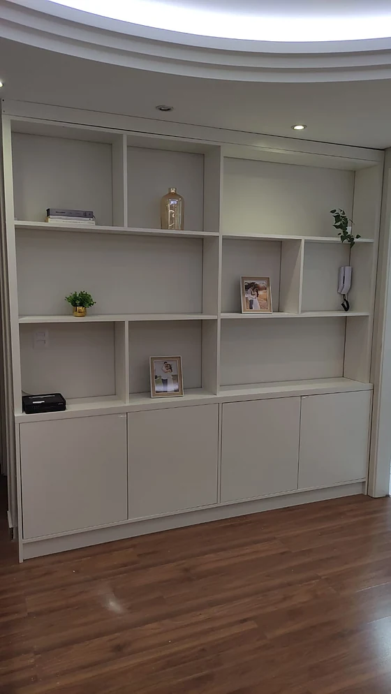 Estante com nichos na sala