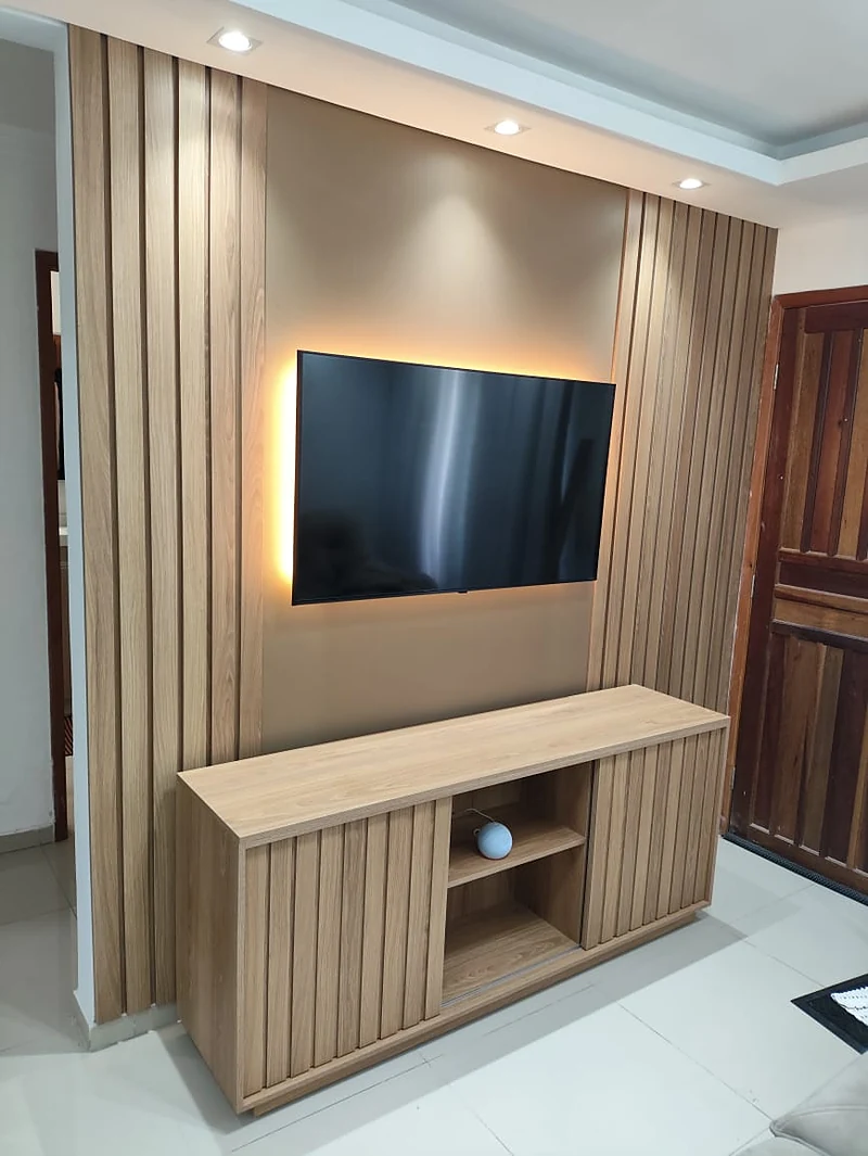 Painel ripado de madeira com TV e bancada, projeto residencial