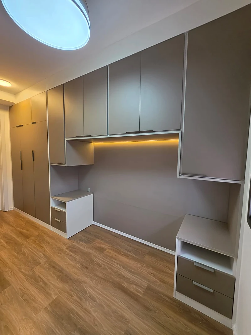 Home office planejado com bancada e iluminação embutida