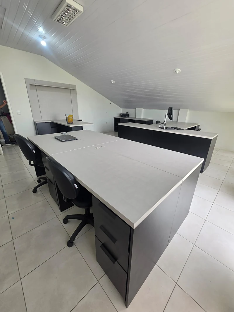 Escritório com mesa em L planejada