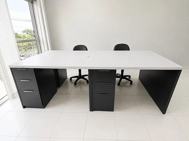 Mesa de reunião planejada com gaveteiros
