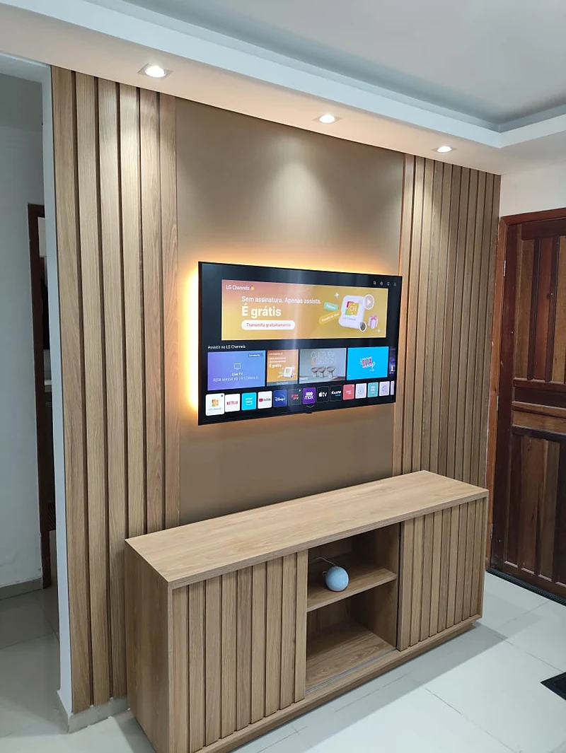 Painel ripado para TV na sala