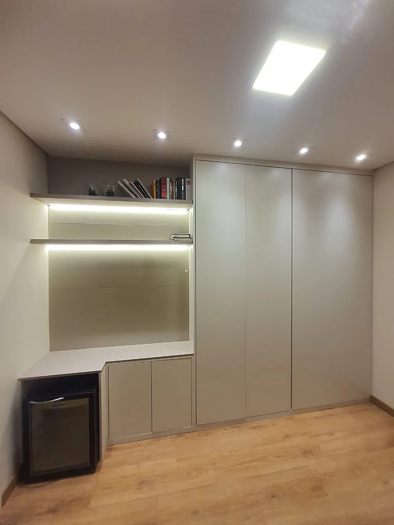 Armários de dormitório com nichos e iluminação