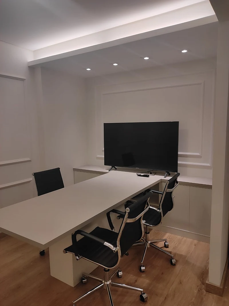 Sala de reunião com painel para TV
